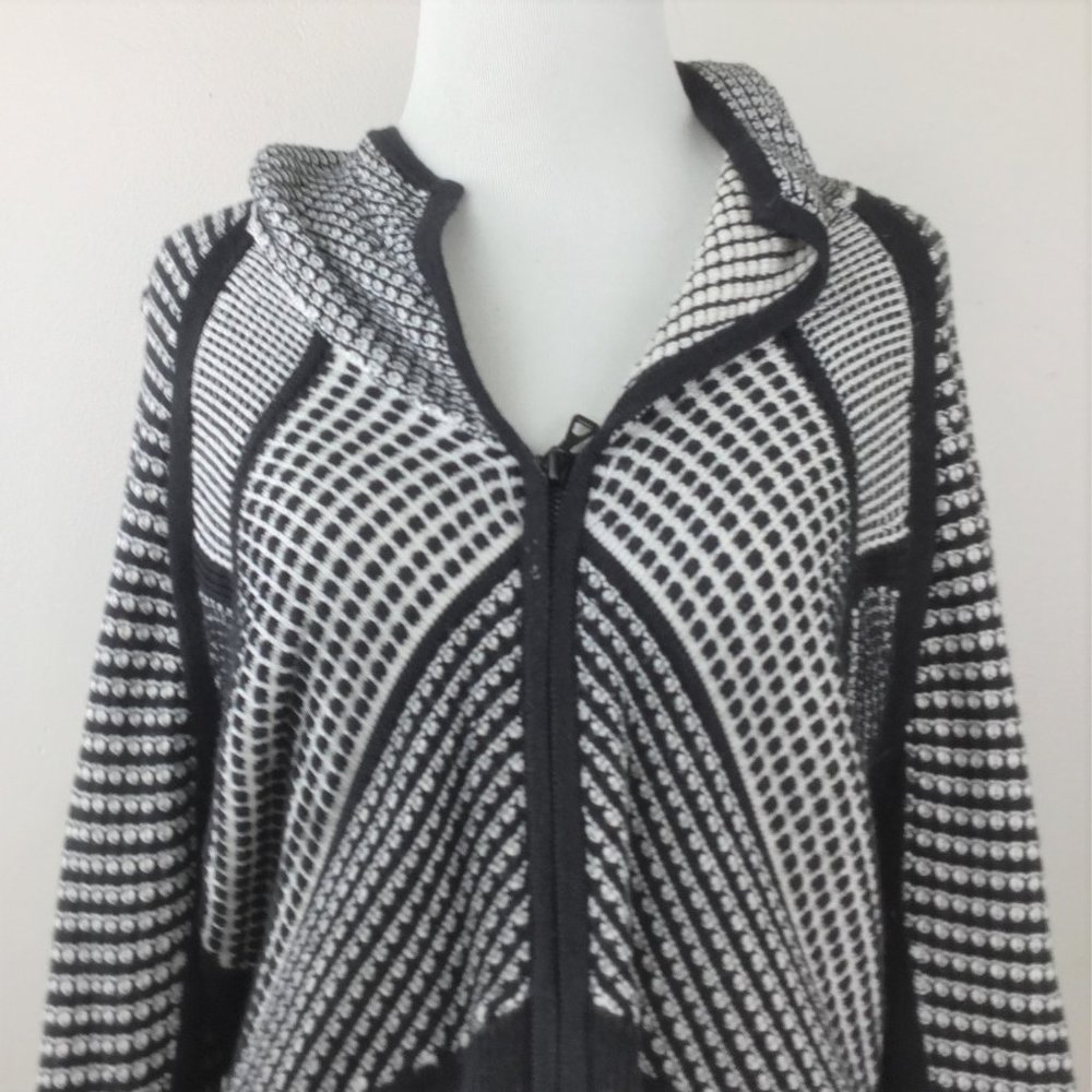 Black & White Geometric Zip Hoodie-like Light Cotton Sweater - Picture 2 of 8